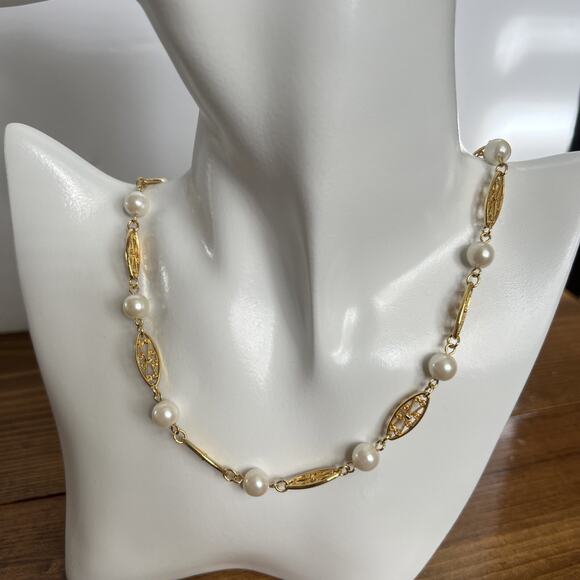 Vintage Gold Tone Filigree & Faux Pearl Short Necklace EUC - Picture 1 of 6